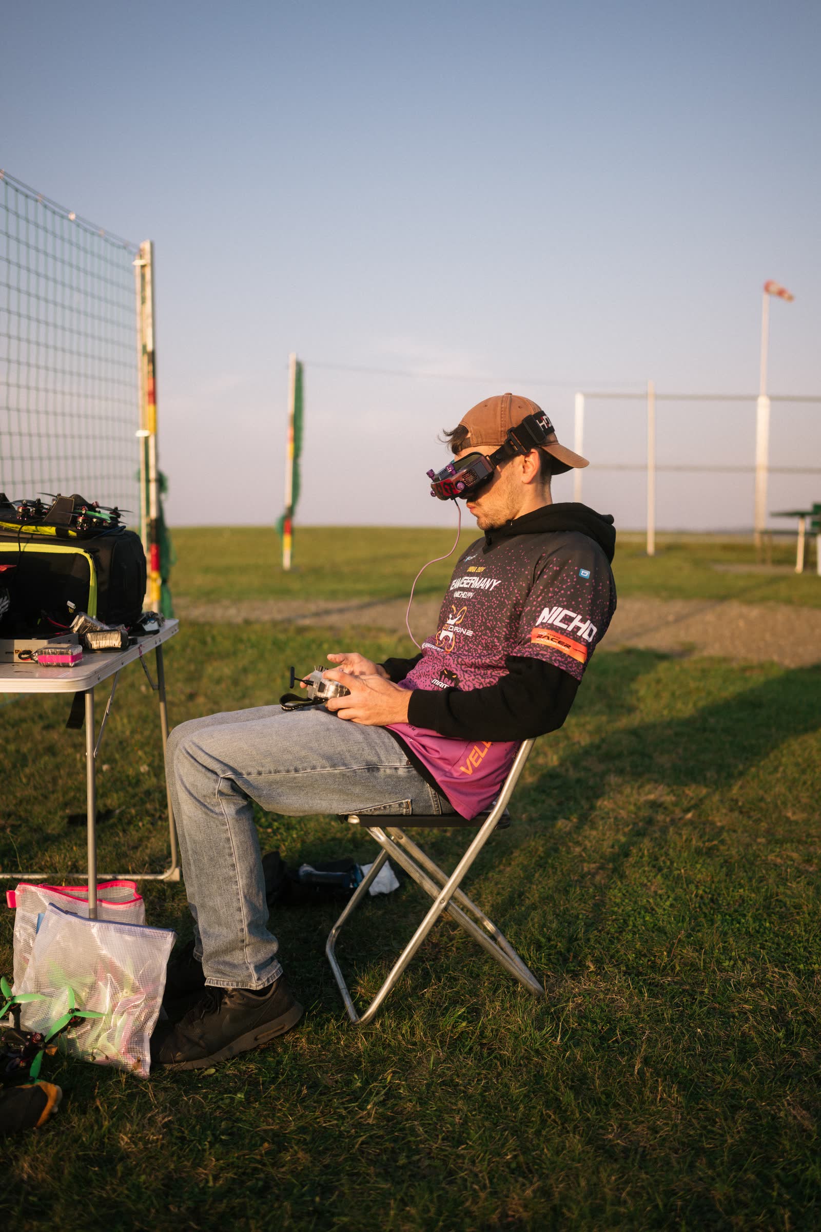 Nicholas Proulx fliegt FPV mit Videobrille und Fernsteuerung bei einem Rennen