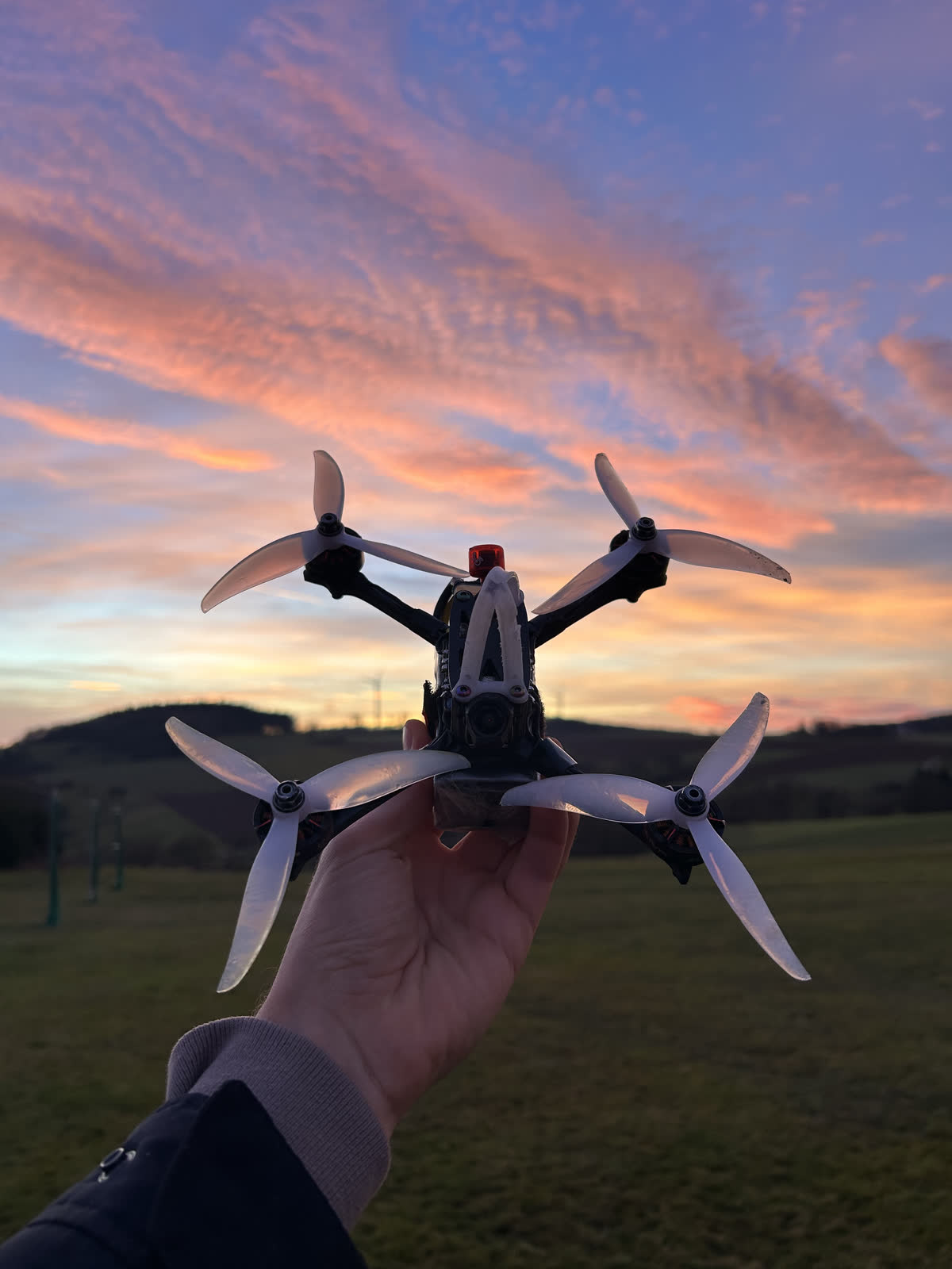 FPV-Drohne im Sonnenuntergang vor dem Flug